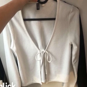 Två toppar strl XS/S - Två jätte gulliga toppar från H&M som passar perfekt till sommaren 1 kostar 50kr två kostar 80kr💕köpare står för frakt💕