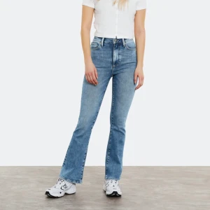 boot-cut jeans - jättesnygga bootcut jeans som är använda ett fåtal gånger men som tyvär blivit för små, NYPRIS:699kr😊