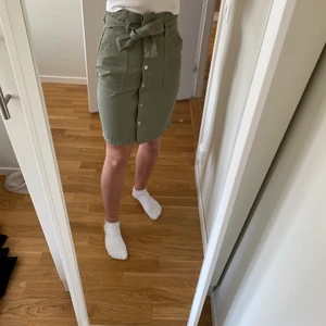 Jeanskjol strl 34 - Kjol från Gina. Använd en gång, fint skick.