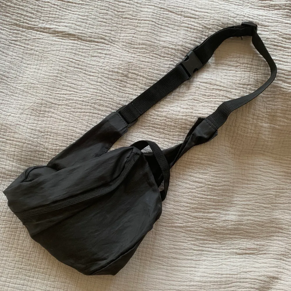 Säljer denna bucketbag från granit i nylon! Använd ett fåtal gånger. 50 kr! Möts i stockholm, köpare står för frakt vid behov av att skicka paket. Väskor.