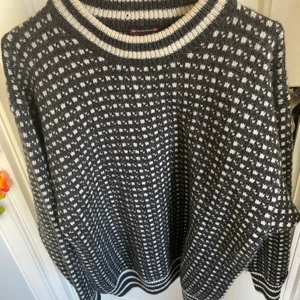 Vintage tjocktröja - Jättefin vintage stickad tjocktröja från beyond retro! Jätteskön och gosig. Storlek M, och sitter hyfsat oversized på mig som har xs. 