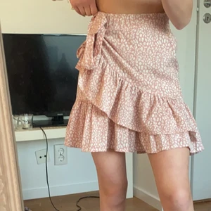 Fin sommar kjol - Så fin kjol! Kommer inte komma till användning därför säljs den, Säljer för 100kr helt ny skick använd 1-3 gånger max, ni står för frakten 📦 