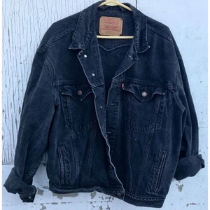 Söker: Jeansjackor i alla möjliga former och färger!  - Söker jeansjackor inför ett projekt, maxpris 50kr styck! Tar gärna emot donerade kläder dessutom. Kan mötas i Göteborgtrakterna☺️ Tack!! 🌸🌸