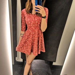 Blommig klänning  - Röd blommig klänning från Hollister