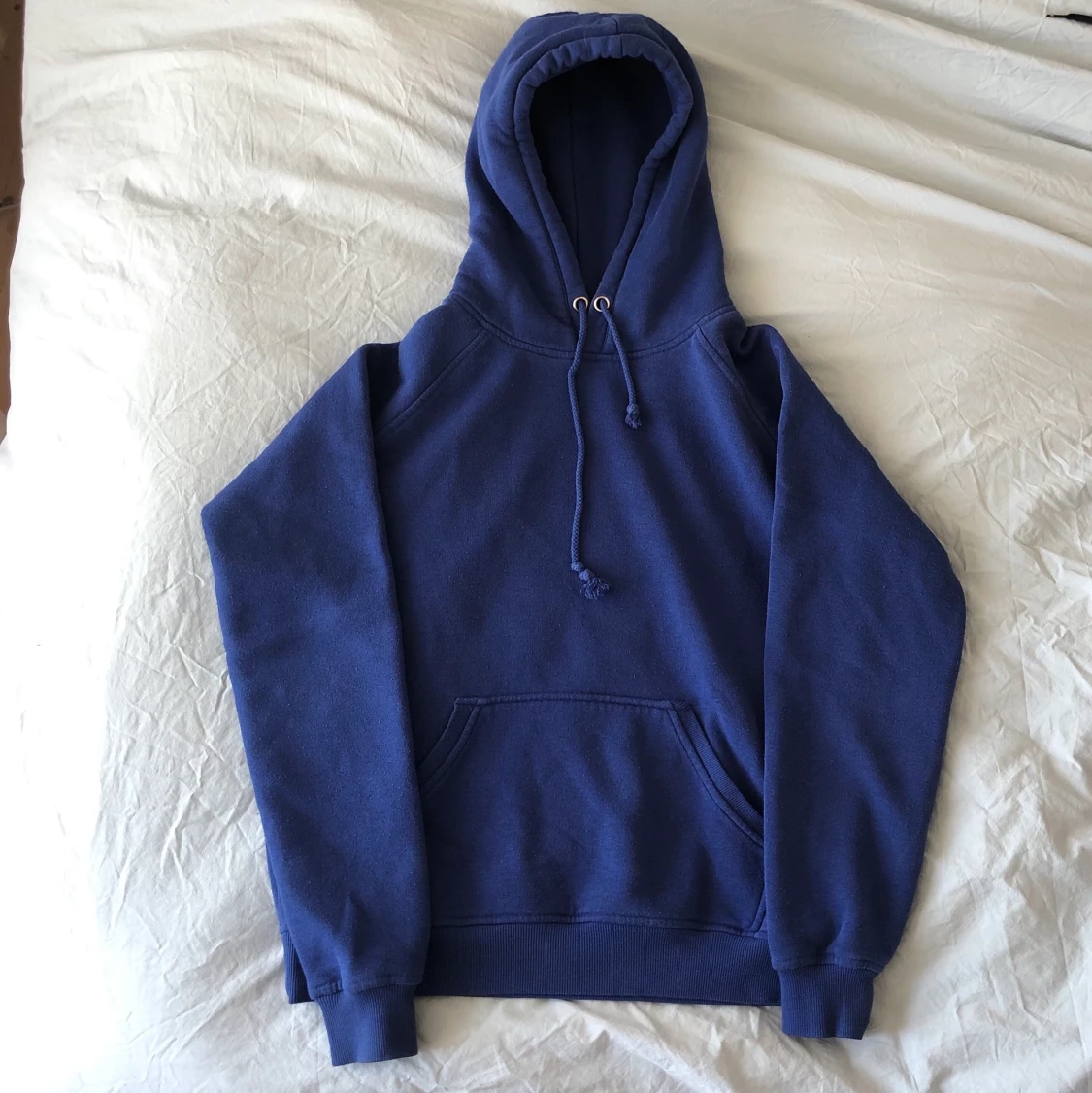 Blå hoodie