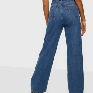 såå fina Levis jeans i modellen high and loose - Levis jeans i modellen high and loose🤎 storlek 27 i midjan🤍 400 kr inkl frakt eller kom med bud :)