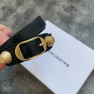 Balenciaga armband  - Säljer detta så snygga balenciaga armband då det tyvärr inte kommer till användning. Självklart äkta!Köptes i New York för 270 dollar vilket motsvarar ca 2270kr. Låda, dustbag och kvitto medföljer! Köparen står för frakten💕