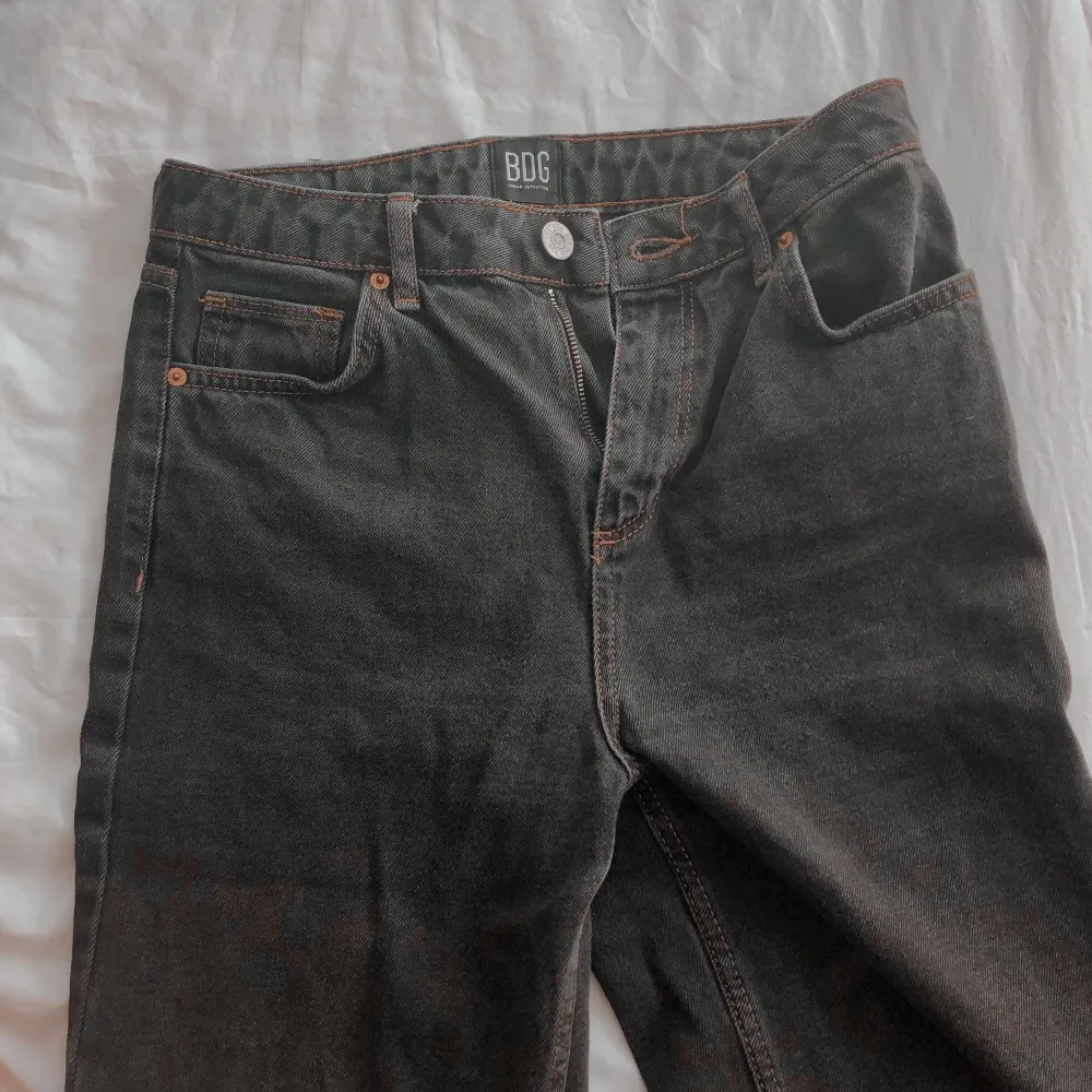 Croppade Mom Jeans köpta på Urban Outfitters. Model Pax, W: 28, L: 34 (skulle dick säga att de är en aning kortare). Säljes då de är för små för mig. Jeans & Byxor.