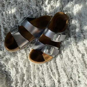 Tofflor - Blå/silvriga tofflor från Graceland, storlek 38. Använda en sommar. Köpare står för frakten.