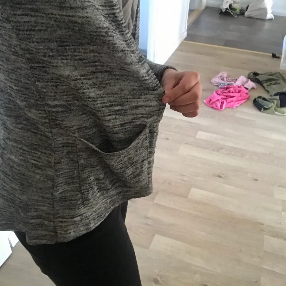 Fin grå kofta från hm i storlek xs i bra skick 15kr +frakt 24. Neuletakit & Villapaidat.