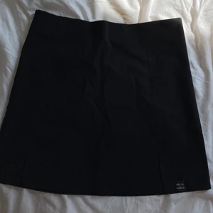 Svart tajt kjol - Svart tajt kjol med två slitsar framtill. Aldrig använd. Från Urban outfitters