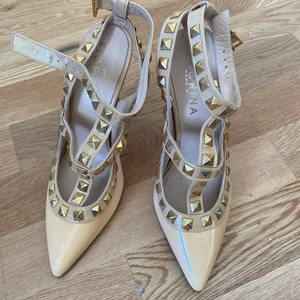 the fiorina  - Skor aldrig använda. Storlek 36. Klack c 11 cm. Skorna är beige men har en mer ”gul” färg där fram. Liknar valentino skor. 