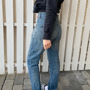 Lager 157 - Köpta second hand, har en fläck på höger bakficka (se bild 3) men den syns inte när du har på de. Har inte kommit till användning så tänkte sälja vidare. står ingen storlek men skulle säga att de är W28 och L33