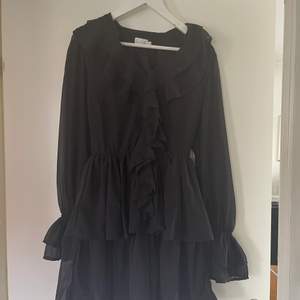 Svart klänning från NAKD i storlek 34. Aldrig använd!! 🌟