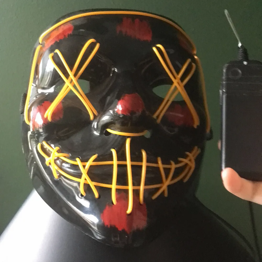 Detta är en ”the purge” led mask som lyser i gult. Jag köpte den på Party kungen för nästan precis ett år sedan. Då kostade den 200kr. Masken är nästan inte använd. Den piper dock när man sätter på den. Men det gjorde den från början.. Övrigt.
