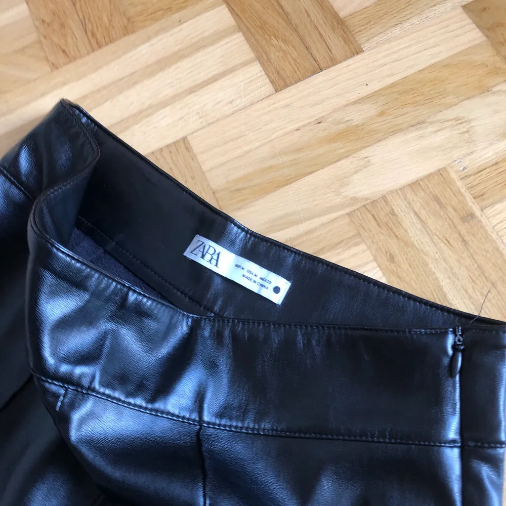 Fake skinn, storlek M, med dragkedja i sidan, kan mötas upp i gbg . Jeans & Byxor.