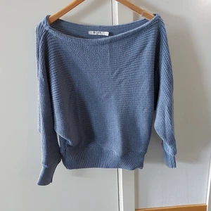 NA-KD tröja - NA-KD stickad tröja. Skönt material och vid i axlarna. Storlek S men kan passa M också.