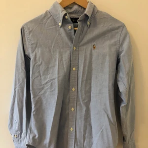 Skjorta från Ralph Lauren - Ljusblå skjorta från Ralph Lauren. Storlek XS. Använd ett fåtal gånger.