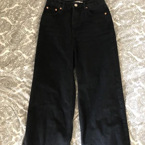 Svarta jeans från Pull&bear - Svarta vida jeans från Pull&bear i storlek 36, helt oanvända. Köpta för 400:- säljes nu för 150:-. Köparen står för ev fraktkostnad💕