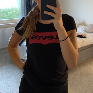 Levis t-shirt  - En t-shirt från levis i svart. Väldigt fin och bra kvalite 