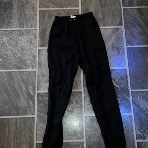 Byxor från NAKD i storlek 32 - Säljer dessa fina cargobyxor som är Linn Ahlborgs kollektion med NAKD💞Säljer för att dom inte kommer till användning tyvärr💞