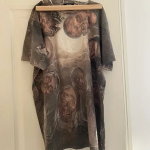Walkin dead t-shirt  - Säljer min limited edition walkin dead tröja, för att den inte kommer till användning💓