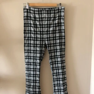 Utsvängda rutiga byxor - Köpta från ASOS ett år sedan. Är tyvärr för små för mig. Hög midja men dragkedja på sidan. Tighta över höfterna och låren, men utsvängda från knäna. Är lite stretch i tyget, men det är ändå ett ganska stelt tyg tycker jag. Är 169 och på mig så är de perfekt längd (ovanför fötterna)