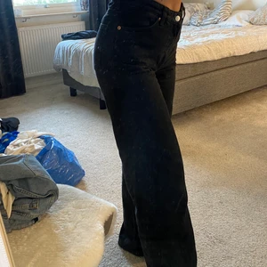 Jeans  - Ett par raka jeans från bershka i svart. De är jättefina och i bra skick. De är knappt använda då de har blivit för stora. Storlek S. Har likadana i vit/beige och blå ifall ni är intresserade :)