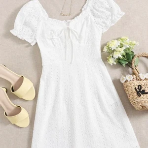 Vit klänning - Säljer min superfina klänning från shein eftersom den var för liten för mig. Jättefin verkligen, hopppades på att den skulle passa 