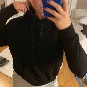 Hoodie - Svart hoodie. Perfekt till höst&vinter. Snygg basic som är bra att ha!! Aldrig använd 🖤🖤🖤