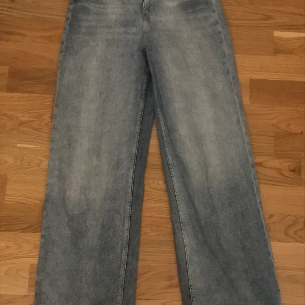 Vida jeans från H&M om jag minns rätt i bra skick. Köpta förra året och används men inte slitna. Inga fläckar eller andra märken. Säljer för att dom inte passar längre tyvärr. Tror att ord pris var ungefär 300kr om jag minns rätt☺️. Jeans & Byxor.