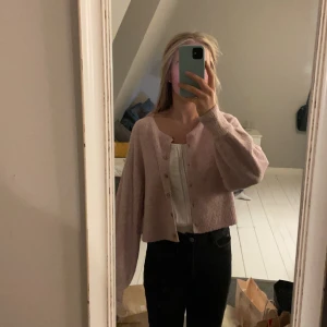 Rosa zara kofta - Väldigt gullig kofta från zara i gosigt material som lätt går att klä upp eller ner. Knappt använd och i storlek S. Färgen och materialet ges mest rättvisa på sista bilden.