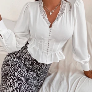 Vit blus - Helt oanvänd! Storlek L sitter dock som en S-M