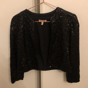 Juicy couture glitterkofta - Äkta juicy couture kofta med paljetter. I väldigt bra skick. Stl XL barn passar vuxen XS