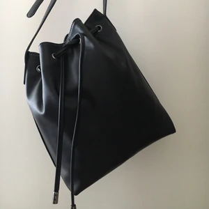 Väska bucket - Justerbar axelrem • B25cm H30cm