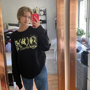 Weekday tröja - Jätte cool och skön stickad tröja från weekday, storlek S men de e herr så den blir lite oversized på mig som annars har xs. Köpt för 600kr