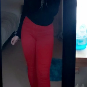 Röda jeans - Favoritjeansen från Vero moda, så stressiga och sköna. Skinny fit och skulle säga att längden passar någon som är runt 165, så relativt korta i benen. En söm har gått upp på ena bakfickan på ovansidan, lätt att sy igen och dom är i nya igen
