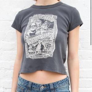 Brandy melville t shirt - Säljer denna snygga populära brandy melville tshirten! Bra skick, endast använd fåtal gånger❤️! Köp direkt för 300 eller buda från 150! 🙌🏾