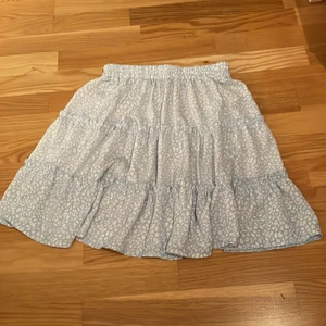  leopardmönstrad kjol - Säljer nu denna supersöta blåa kjol som tyvärr aldrig kommit till användning. Tänker mig 45kr för denna då den aldrig är använd. Köparen står för frakten.