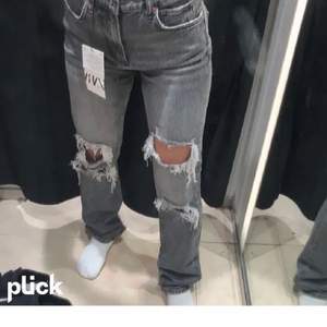 Gråa snygga jeans från zara! Finns ej att köpa längre på hemsidan tror jag. Strl 34 och köpta här på plick i väldigt bra skick! 🙏🏻