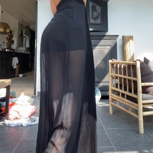 Lång kjol - Lång, svart kjol med transparent tyg på baksidan men underkjol under! Från Zara, storlek S💘