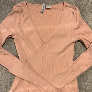 Ljusrosa h&m basic tröja - Mitt plagg är köpt för cirka ett år sedan och har blivit för liten för mig, den är super snygg men nu är storleken vid xs 