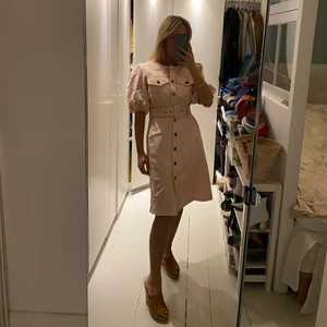 Gestuz kjole - Gestuz kjole i lyserød denim med bælte, som ny