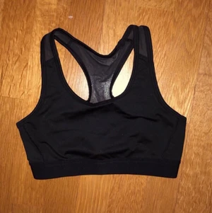 Sport-BH - Vanlig sport-bh i storlek small. Den är inte vadderad men väldigt bekväm. 
