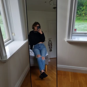 Byxor från Gina - Säljer dessa coola byxor med hål på knäna i modellen "Leah". Dem är i ljus denim och my ket fint skick. Tveka inte att komma privat för ytterligare frågor:)