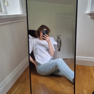 NA-KD ljusa denim jeans - NA-KD ljusa regular denim jeans i storlek 40. Fint skick,sparsamt använda. (Säljer även tröjan på min sida). Tveka inte att komma privat för ytterligare frågor:)