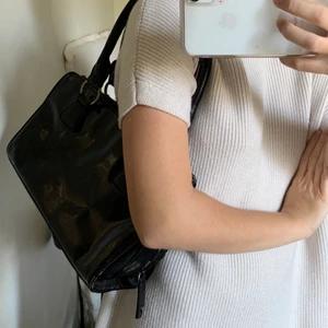 Väska  - Lack väska från tamaris. Passar till allt! 