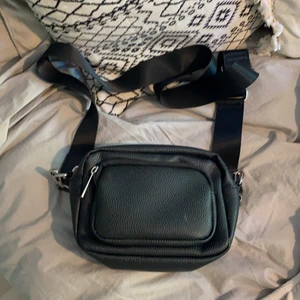 Superfin svart väska! - Hejsan!✨ Säljer denna superfina svarta lilla väskan som passar perfekt till alla tillfällen. Axelbandet är avtagbart så man antingen kan använda den som en kuvertväska men även variera mellan olika axelband! Väskan är väldigt sparsamt använd och nypris är 249kr. Jag säljer den nu för endast 100kr!✨ Perfekta väskan för just dig!