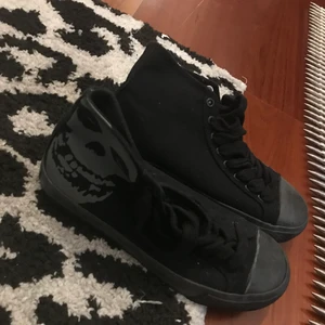 Äkta misfits skor  - Oanvända misfits skor - påminner om converse. Står storlek 5 i sulan men på lappen står de en 4a. Frakt tillkommer 