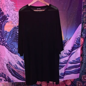 Svart see through klänning - See through klänning från Weekday. Går till knäna på mig som är 170cm. Storlek M